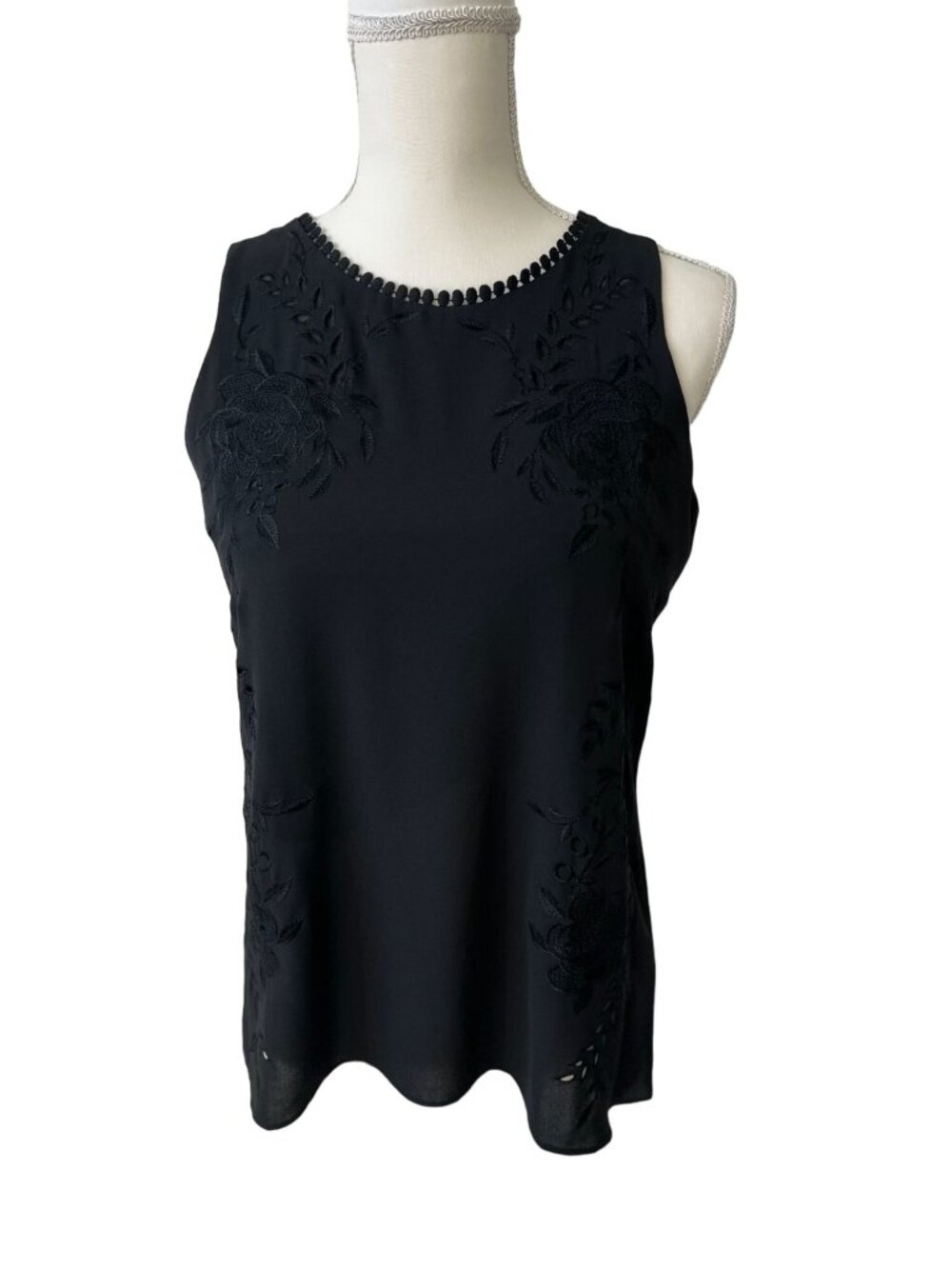 WHITE HOUSE BLACK MARKET WHBM Black Embroidered Tank Top Size XS